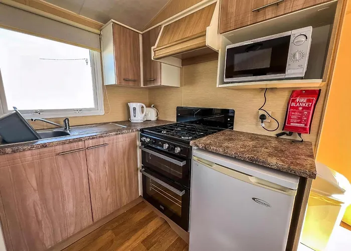 Dog Friendly 6 Berth Static Caravan By The Beach In Hunstanton Ref 13008L